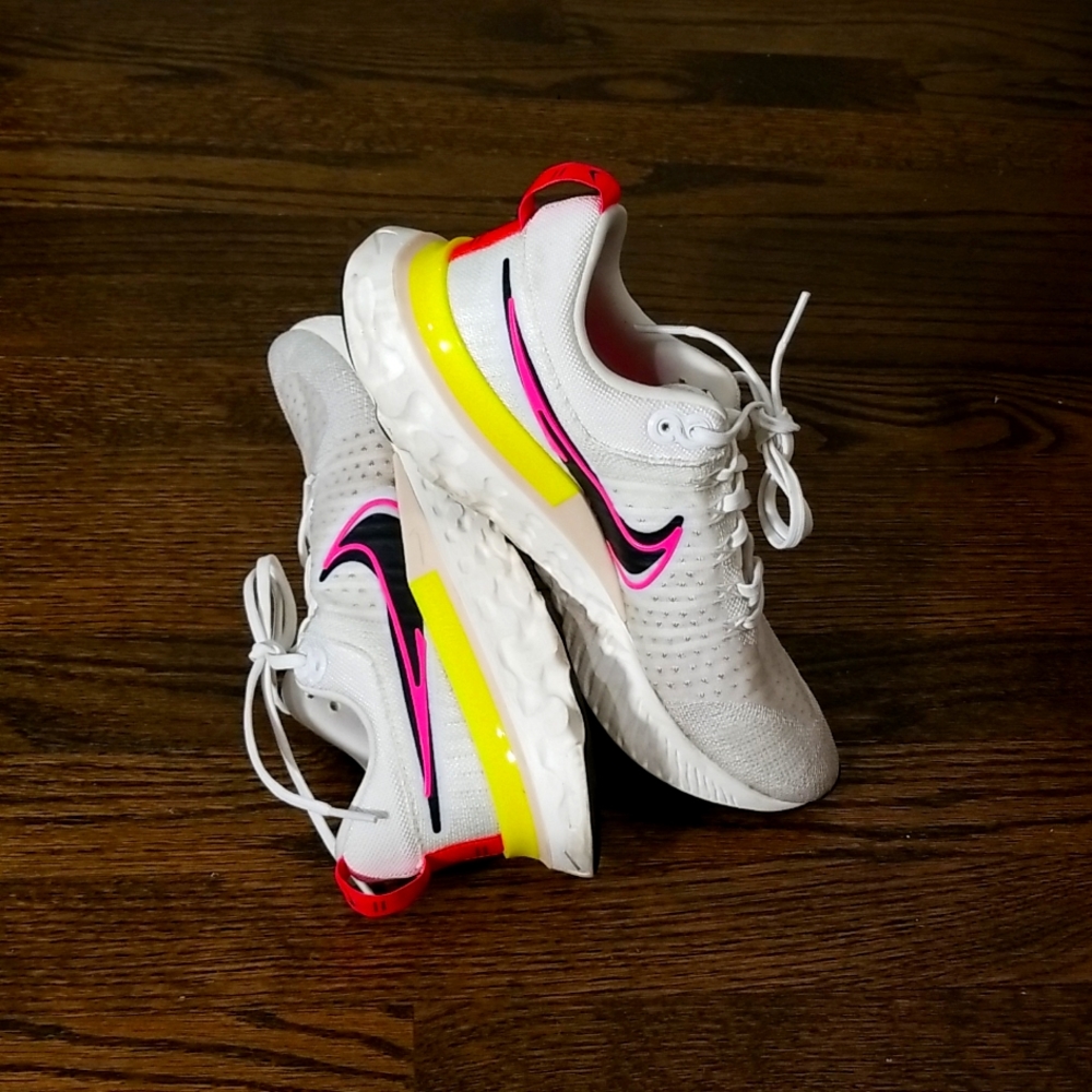 NIKE Women's React Infinity Run Flynit 2; US size 10, UK 7.5, EUR 42; white